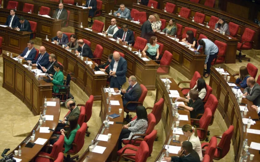 Ermənistan parlamentində dava: Hakimiyyət və müxalifət deputatları arasında gərginlik yaşanıb