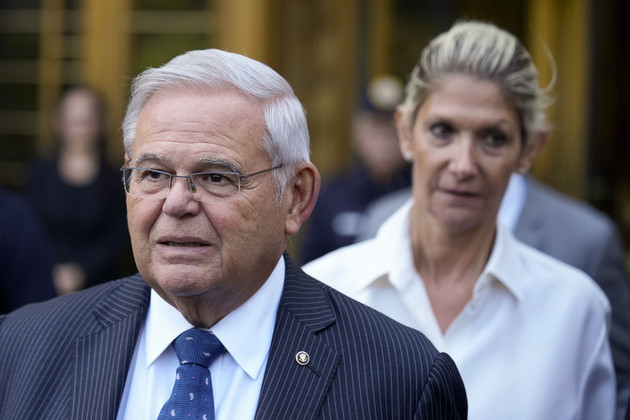 ABŞ-nin sabiq senatoru Bob Menendez həyat yoldaşını günahlandıraraq cəzasını gecikdirməyə çalışıb