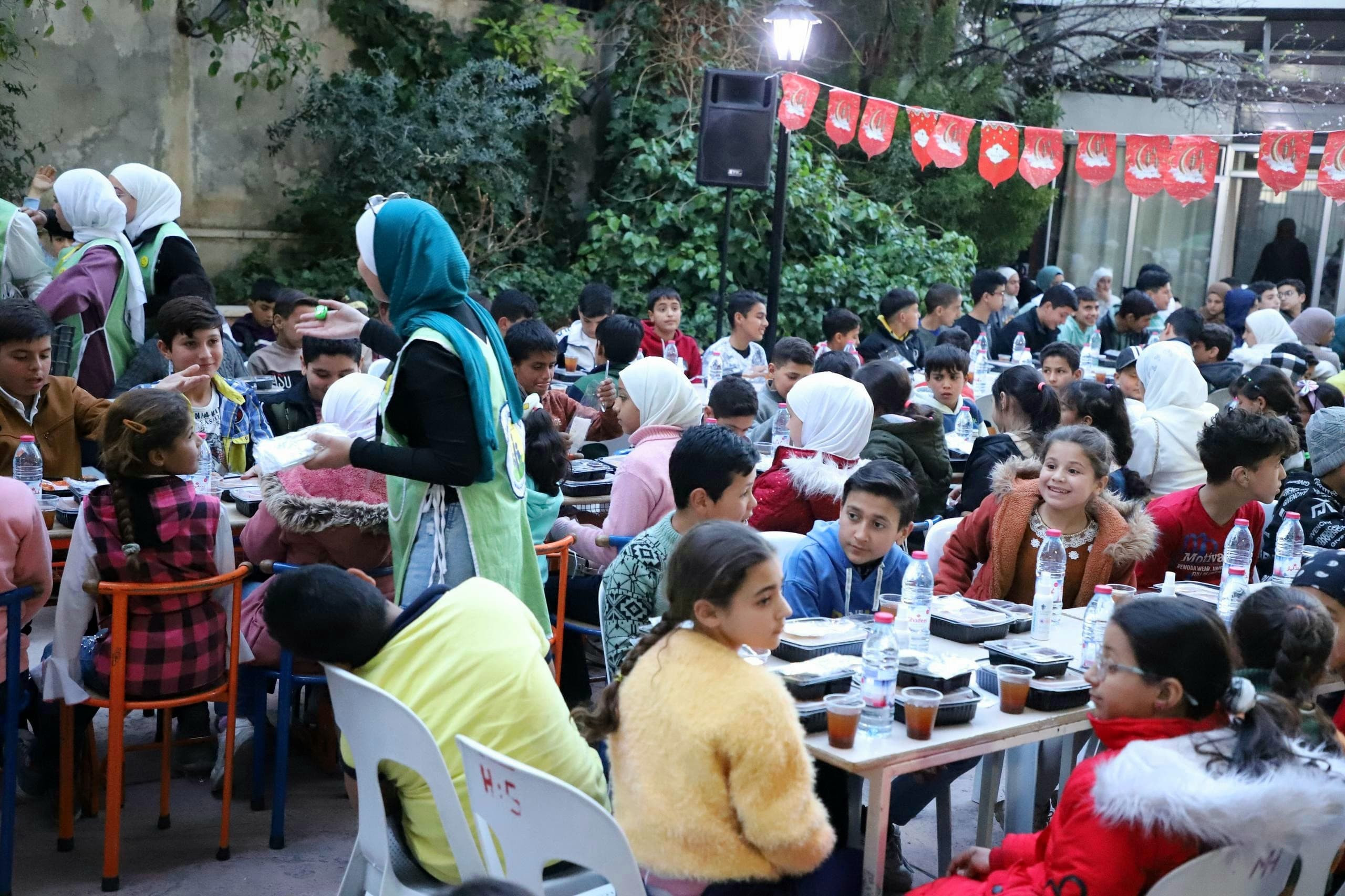 Azərbaycan kimsəsiz uşaqlar üçün iftar süfrəsi təşkil edib