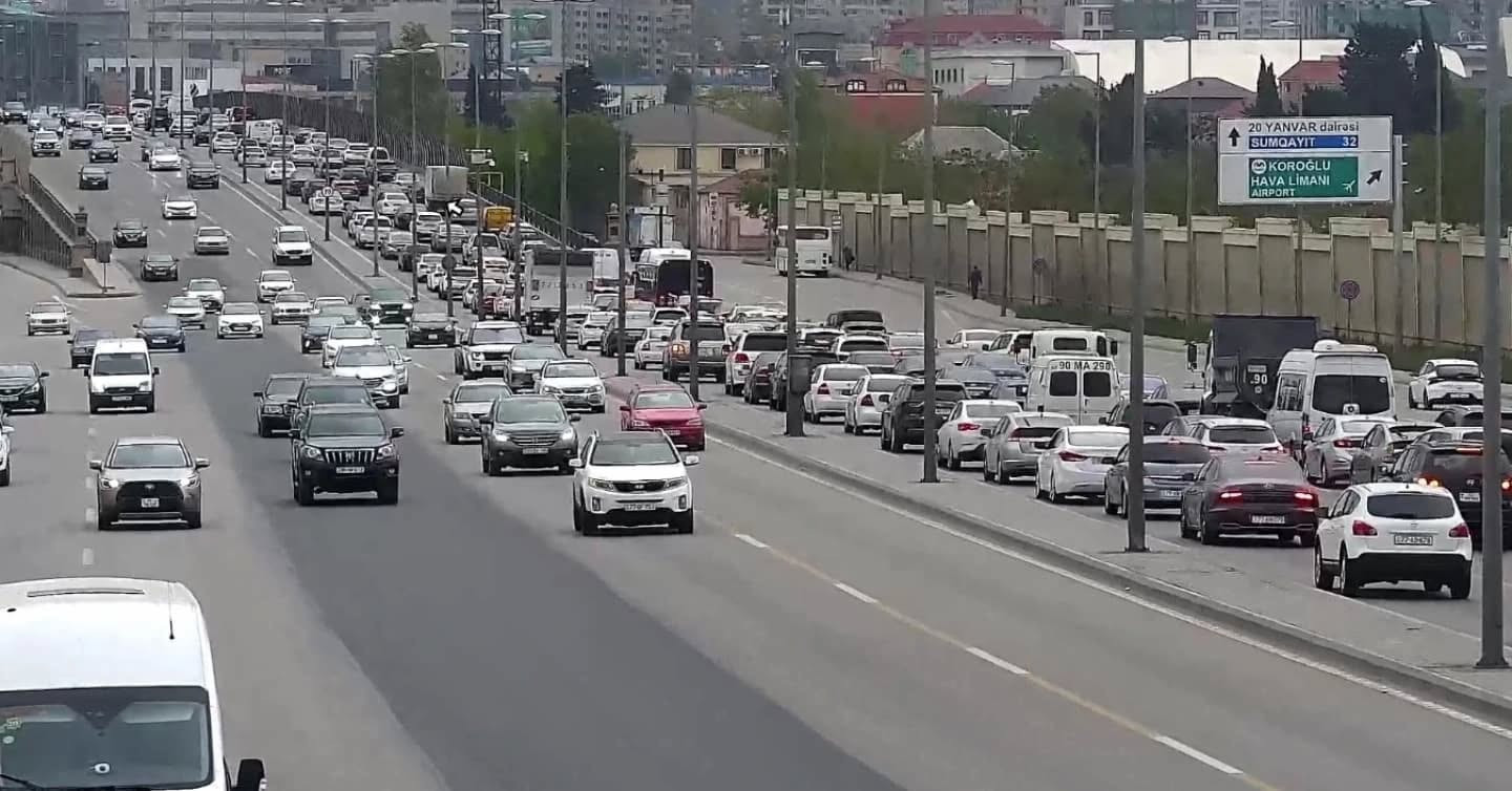 Bakının bir sıra yollarında nəqliyyatın hərəkətində tıxac yaranıb