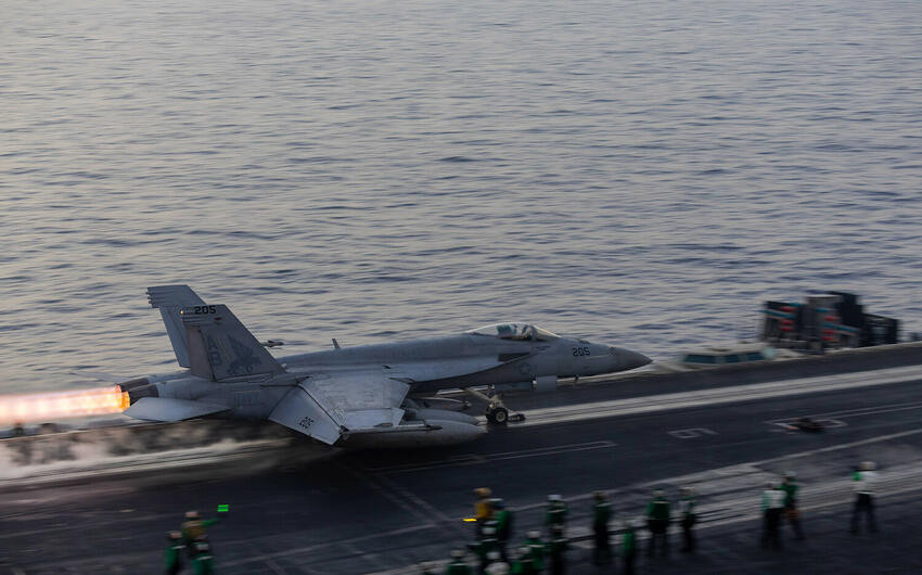 ABŞ-a məxsus FA-18F döyüş təyyarəsi Qırmızı dənizə düşüb