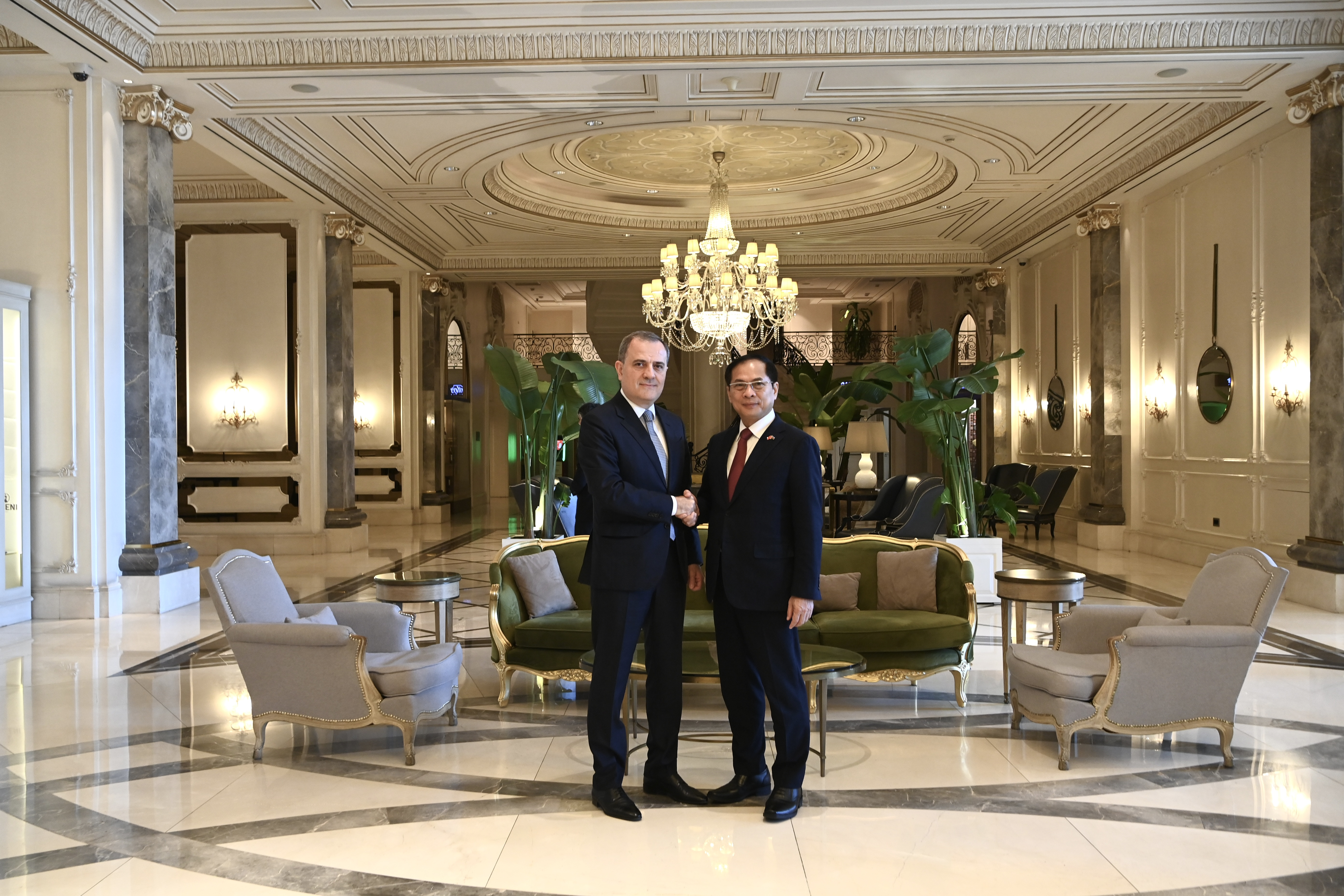 Ceyhun Bayramov vyetnamlı həmkarı ilə görüşüb