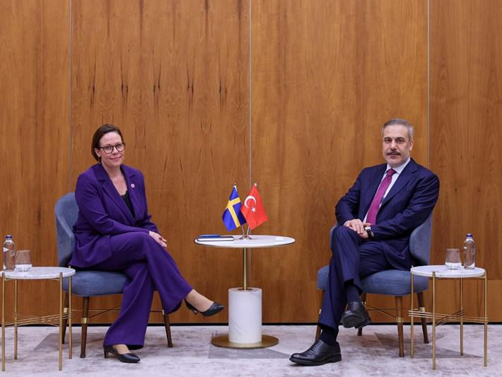 Türkiyə xarici işlər naziri Varşavada diplomatik görüşlər keçirib