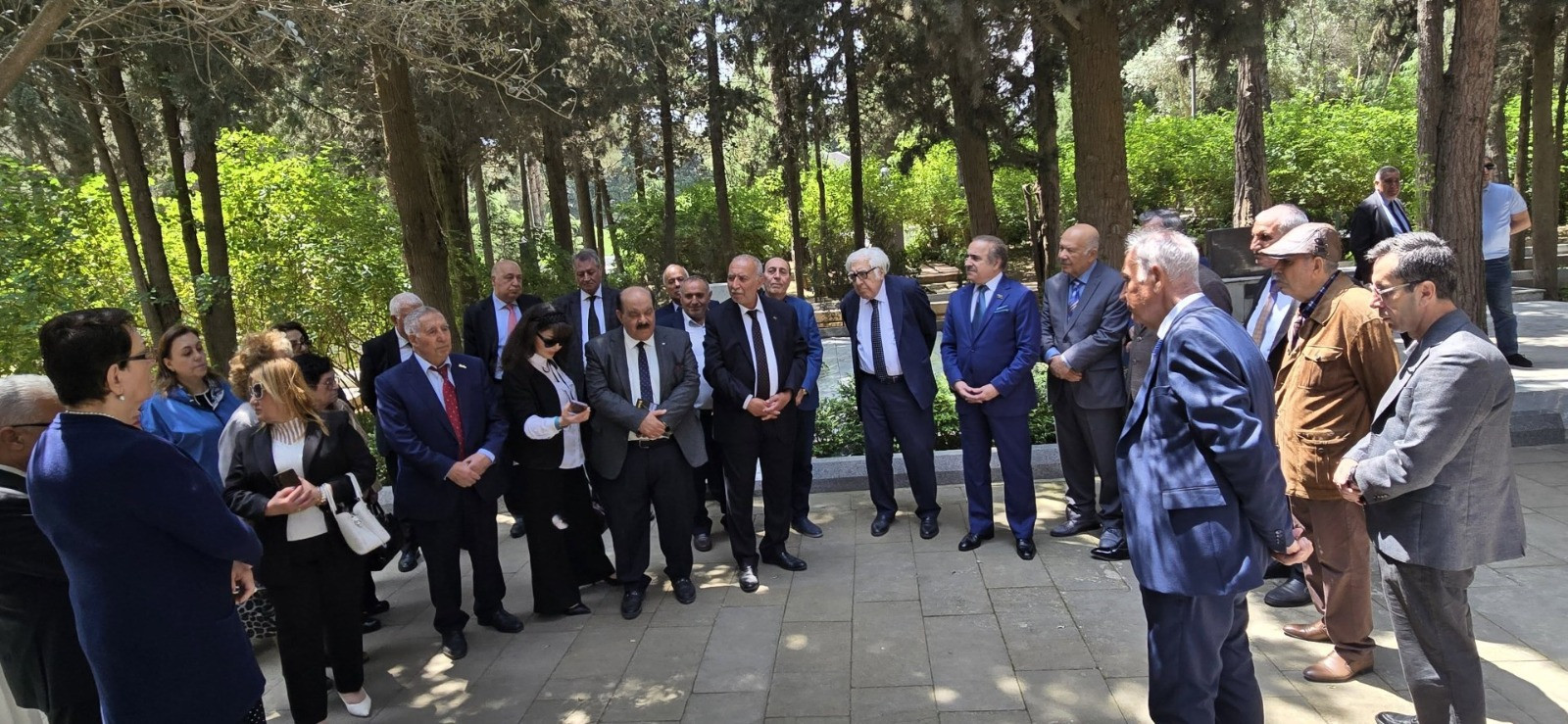 Xalq şairi Rəsul Rzanın məzarı ziyarət olunub