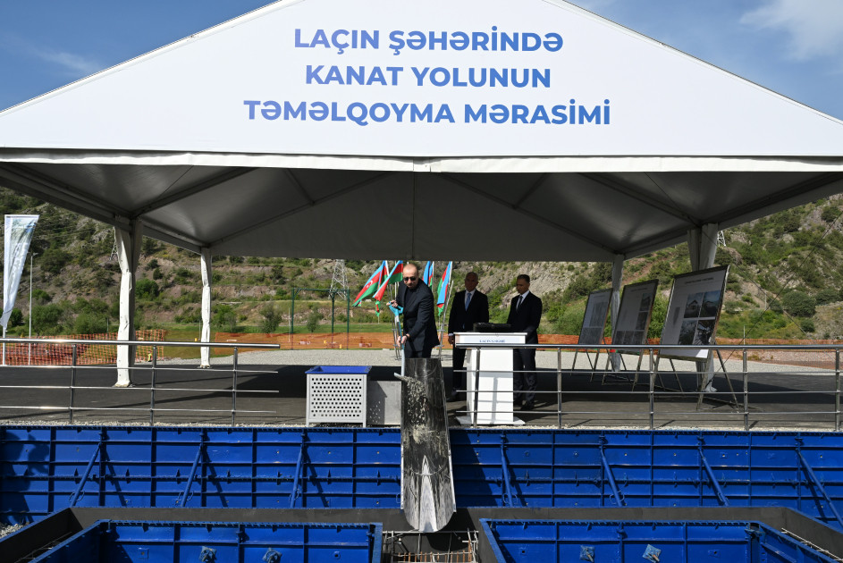 Prezident İlham Əliyev Laçın kanat yolunun təməlini qoyub