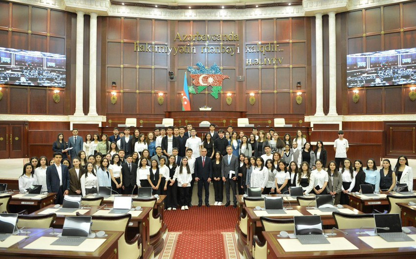 Milli Məclisdə Qarabağ Universitetinin tələbələri ilə görüş keçirilib