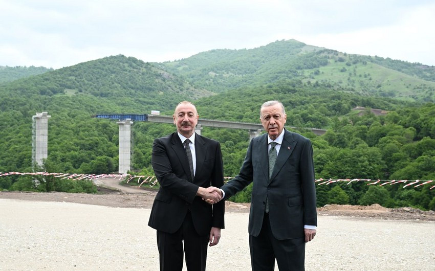 Azərbaycan və Türkiyə liderləri Kəlbəcər-Laçın avtomobil yolunda görülən işlərlə tanış olublar -