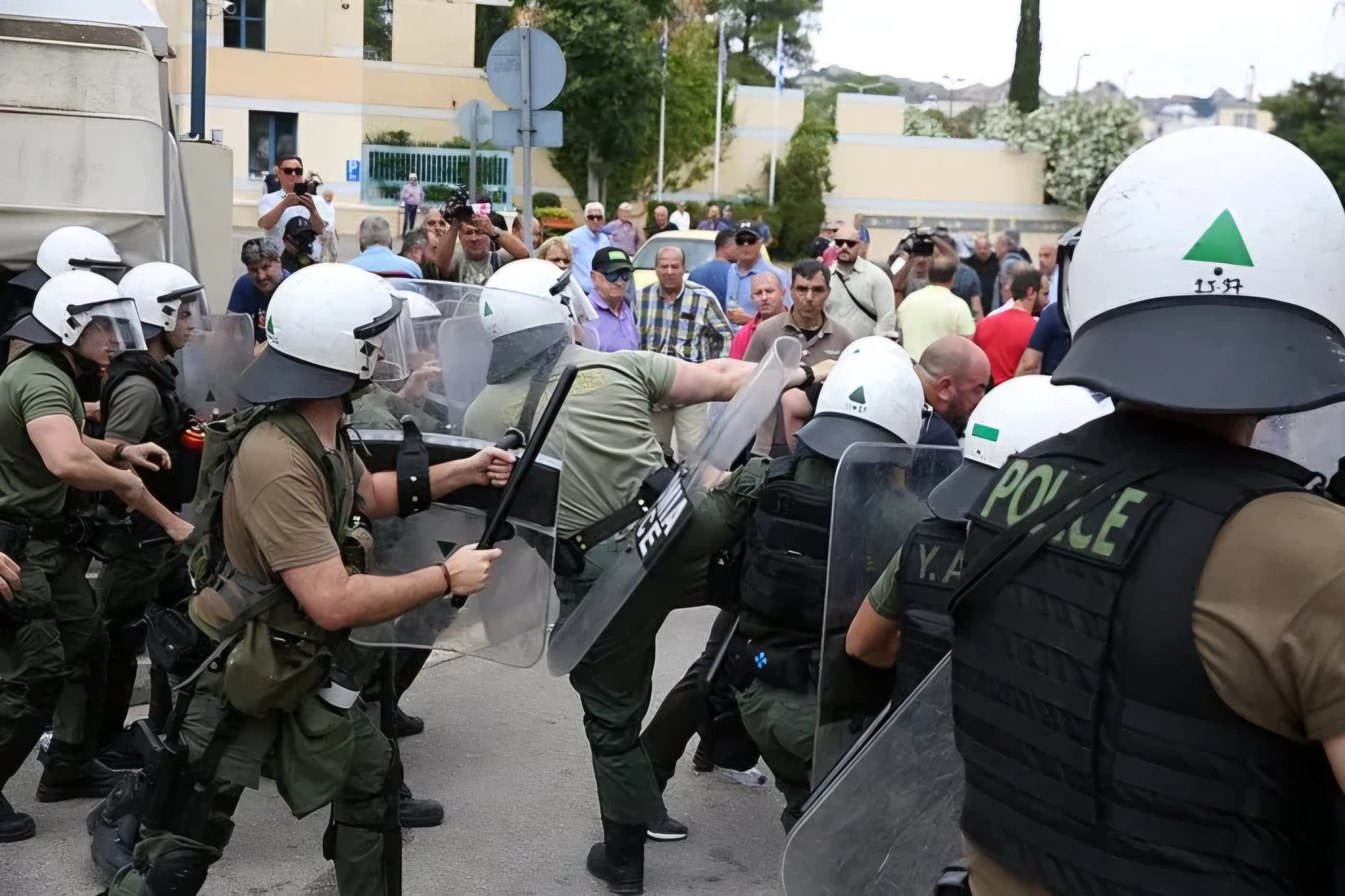 Yunanıstanda polis etirazçılara qarşı gözyaşardıcı qazdan istifadə edib