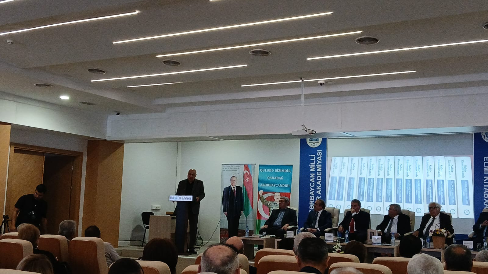 Çingiz Abdullayev: "İndi kim istəyir qəhrəmana çevrilir"