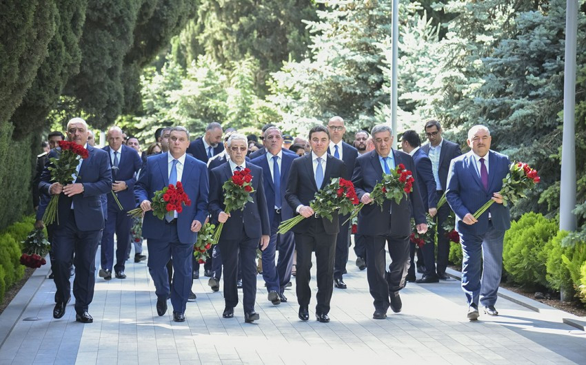 AZAL kollektivi Fəxri xiyabanı ziyarət edib