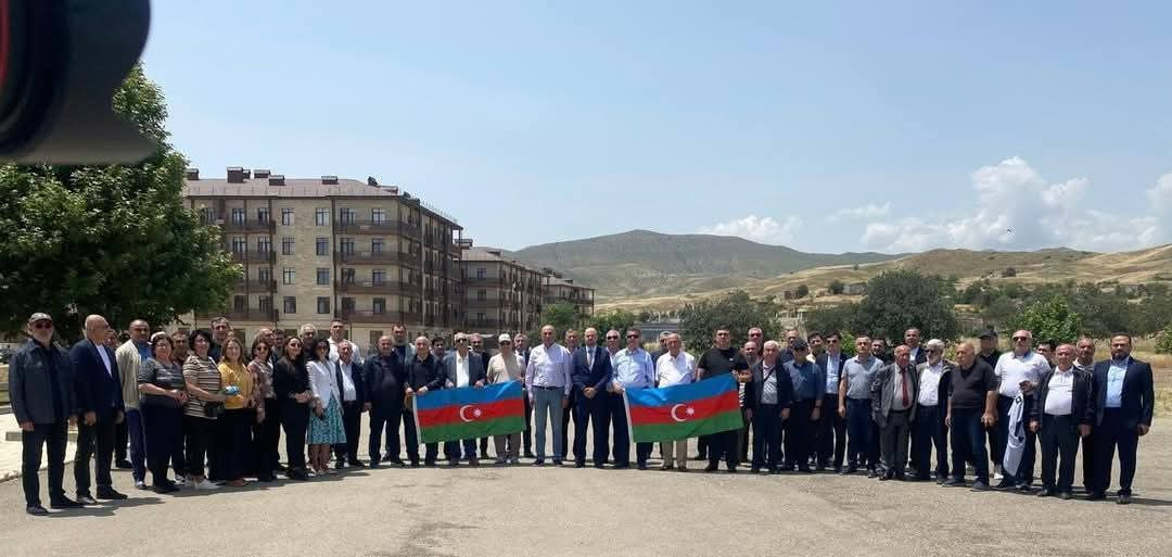 Siyasətçilərlə Qarabağda: Tural Abbaslı müəllim olmaq istədiyini dedi, siyasətçi politoloqu debata çağırdı -