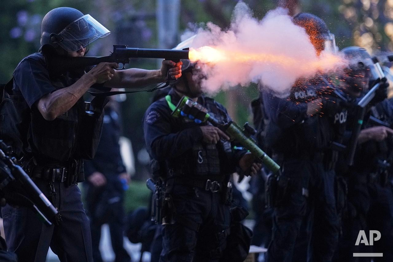 ABŞ-də etirazçılarla polislər arasında qarşıdurma pik həddə çatıb -