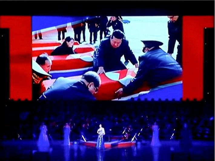 Kim Çen In Ukraynada həlak olan əsgərlərə vida etdi: Tabutları qucaqladı-