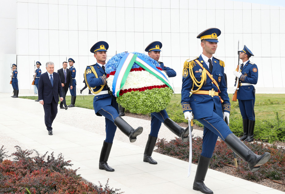Özbəkistan Prezidenti Fəxri xiyabanda Ulu Öndər Heydər Əliyevin xatirəsini anıb -