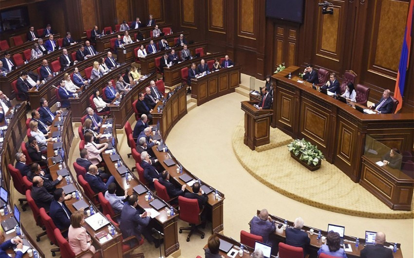 Ermənistan parlamenti zorakı hakimiyyət dəyişikliyini pisləyən bəyanat qəbul edib