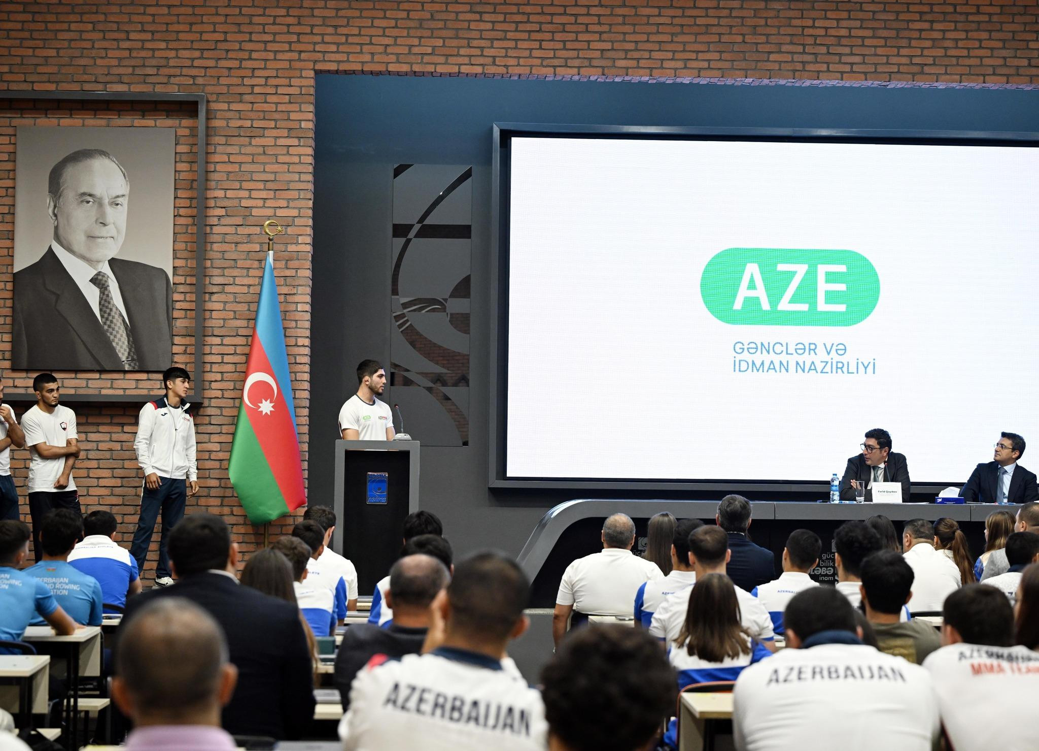 Nazir ay ərzində beynəlxalq yarışlarda uğurla çıxış etmiş idmançılarla görüşüb