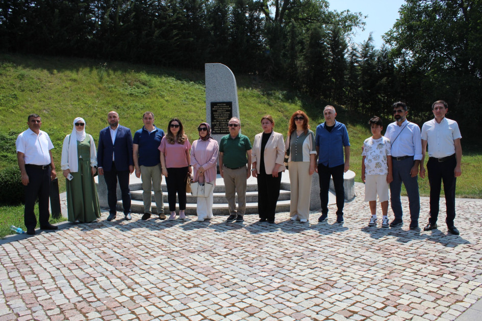 Türkiyə səfiri Quba Soyqırımı Memorial Kompleksini ziyarət edib
