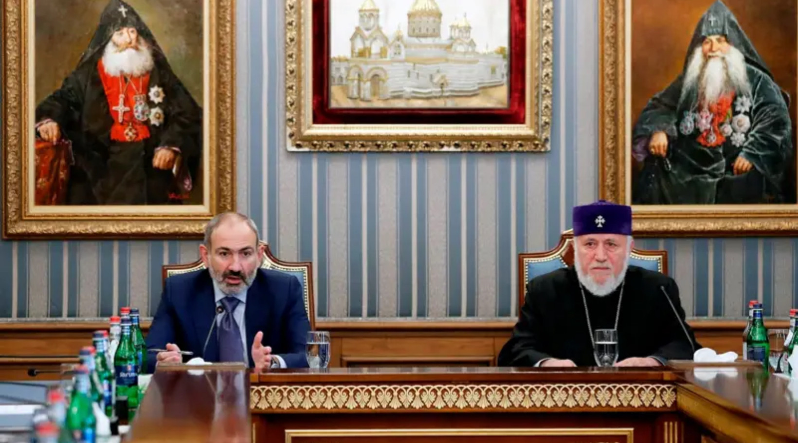 Ermənistan daxilində vəziyyət gərgindir: Paşinyan dini xadimlərilə qarşı-qarşıya