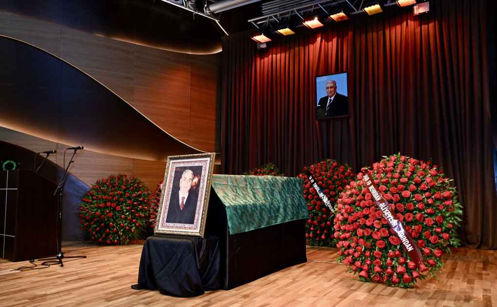 Prezident və Mehriban Əliyeva Xalq artisti Arif Babayevin vida mərasiminə əklil göndərib