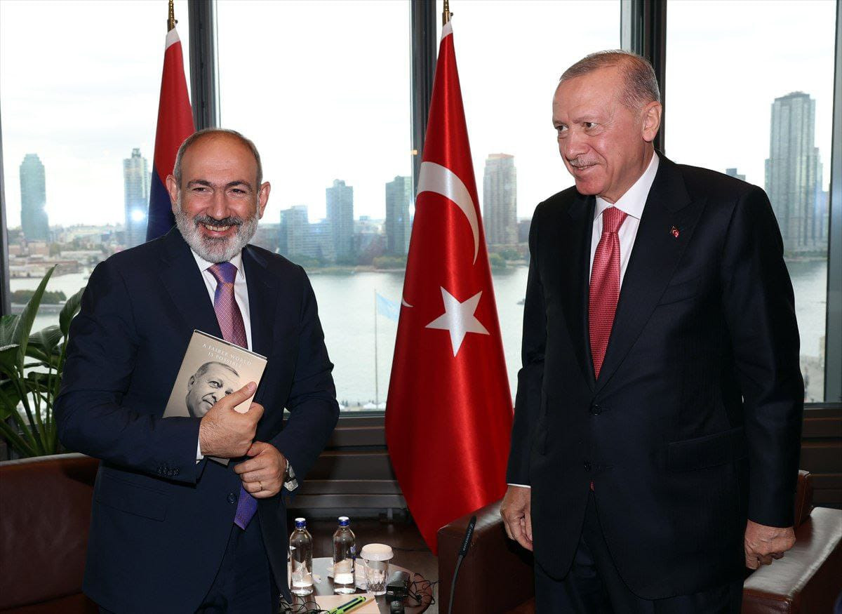 Paşinyanın həyat yoldaşı Ərdoğanın kitabını oxumağa hazırlaşır