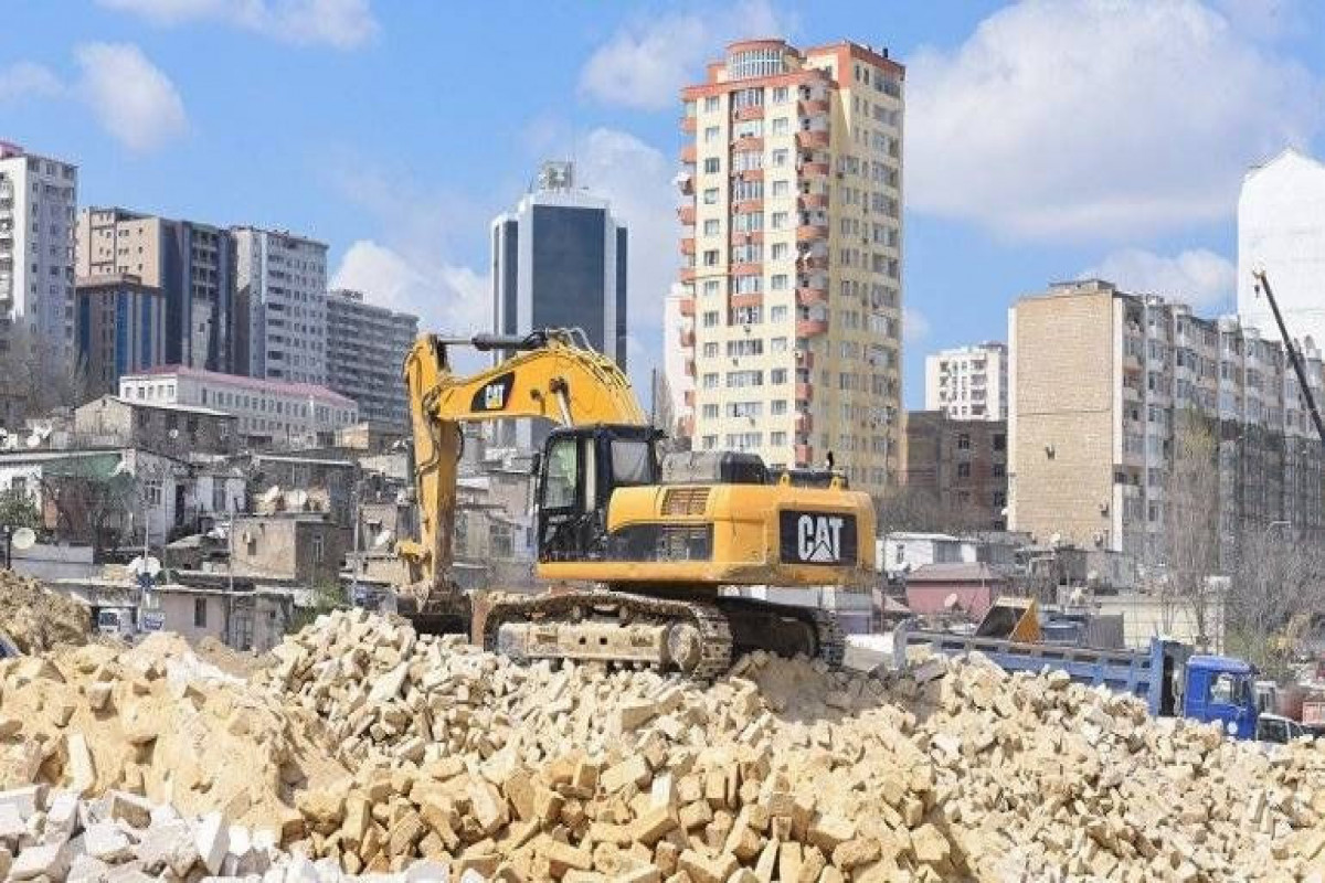 “Sovetski”də qəzalı binaların söküntüsünə başlanılıb