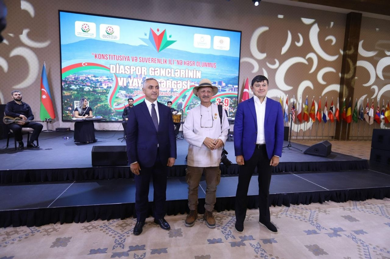 Dünya şöhrətli fotojurnalist Reza Deqatiyə medal təqdim olunub