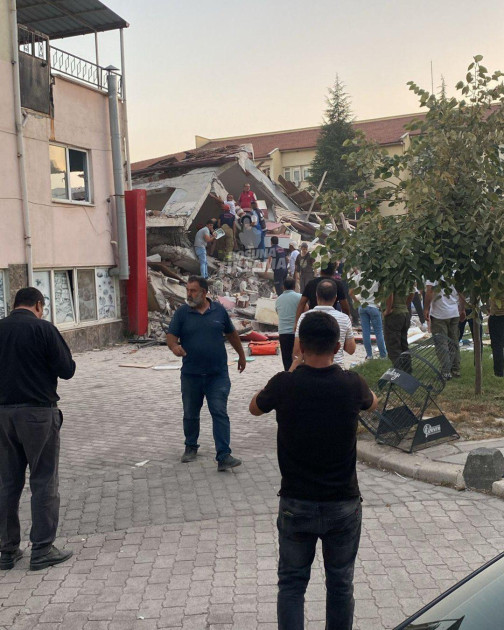 Türkiyədə zəlzələ zamanı dağıntılar altından bir neçə nəfər çıxarılıb, ölən var -