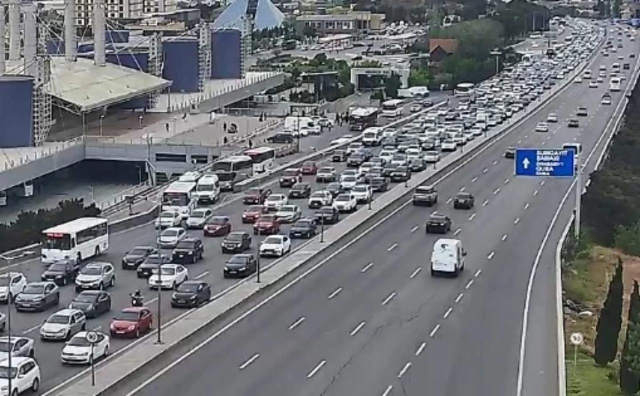 Bakının bir sıra yollarında tıxac yaranıb