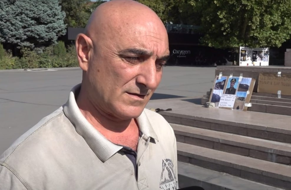 Ölmüş erməni hərbiçisinin atası aksiya keçirir