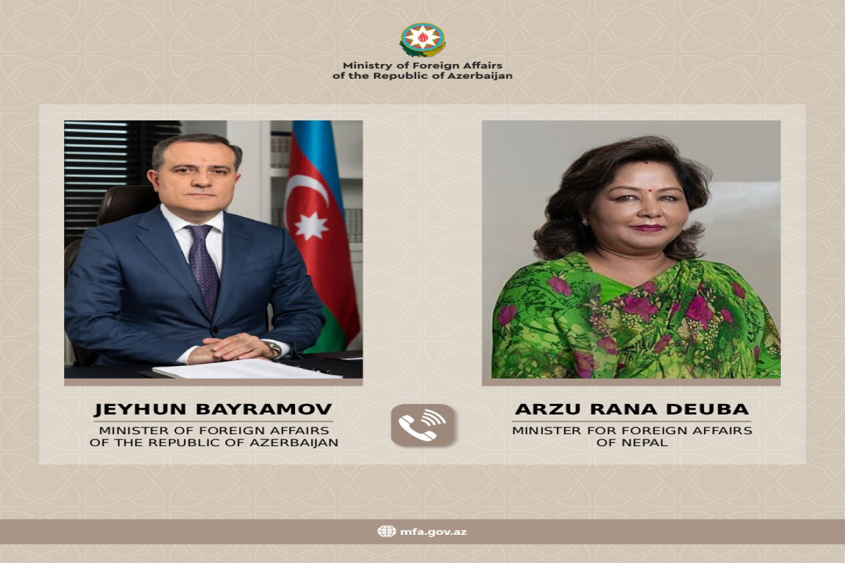 Ceyhun Bayramov Nepallı həmkarı ilə telefon danışığı aparıb