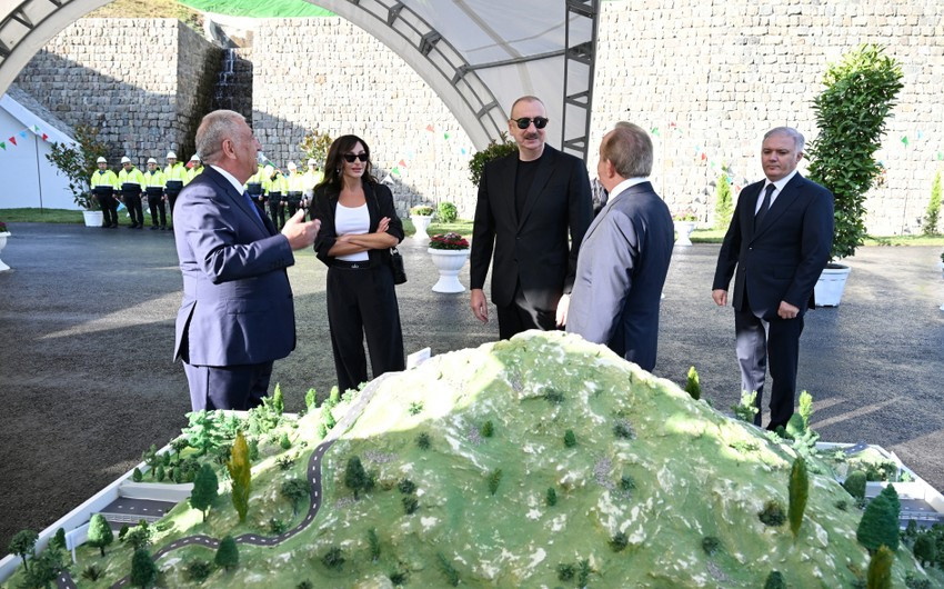 Prezident İlham Əliyev və birinci xanım Mehriban Əliyeva Toğanalı-Kəlbəcər-İstisu avtomobil yolunda görülən işlərlə tanış olublar