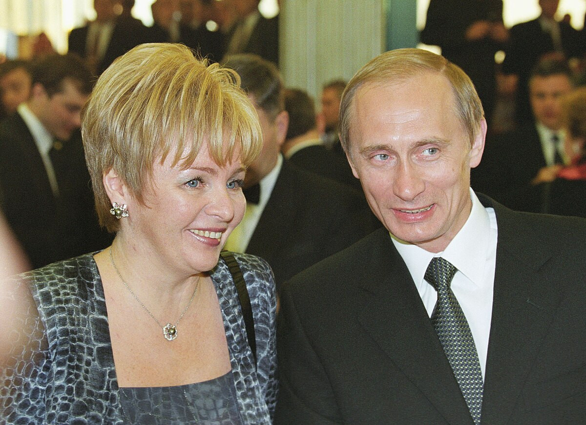 Zelenski Putin ailəsinin üzvlərinə qarşı sanksiyalar tətbiq etdi