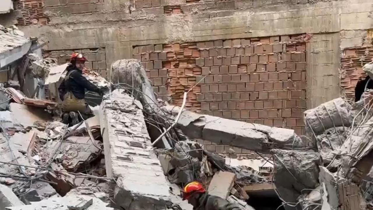 Hindistanda təxliyə zamanı çayın kənarındakı bina çöküb