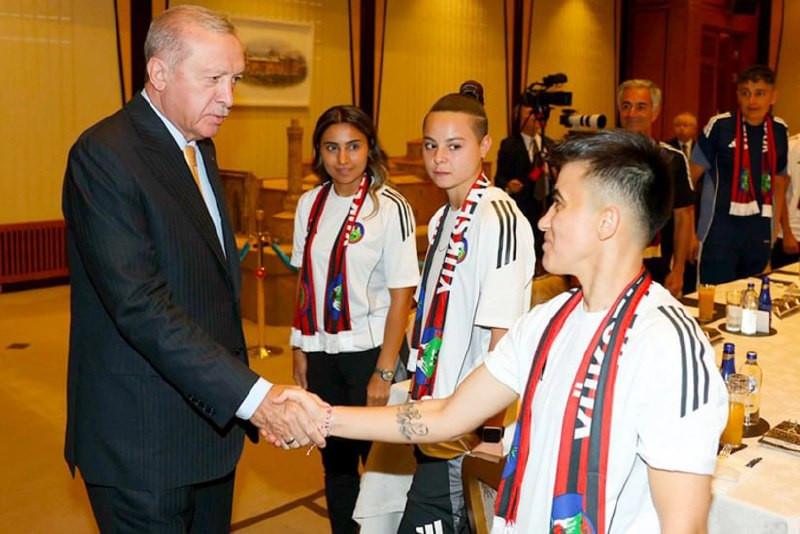 Ərdoğan Azərbaycanlı futbolçuların çıxış etdiyi “Yüksəkovaspоr” komandasını qəbul edib