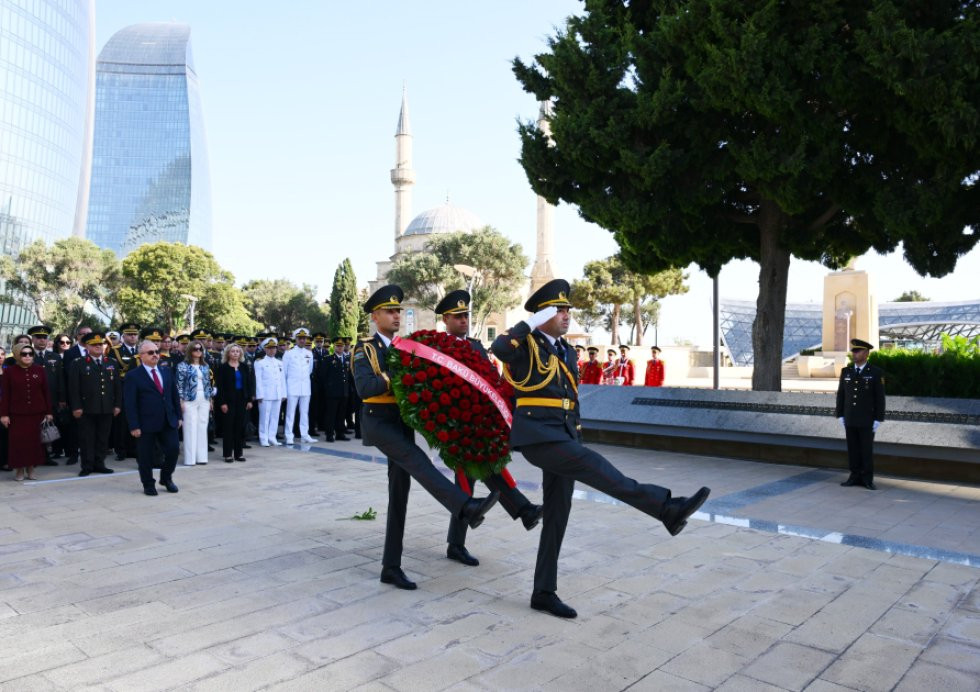 Türkiyənin Zəfər Bayramı münasibətilə Bakıda Türk şəhidliyi ziyarət edilib
