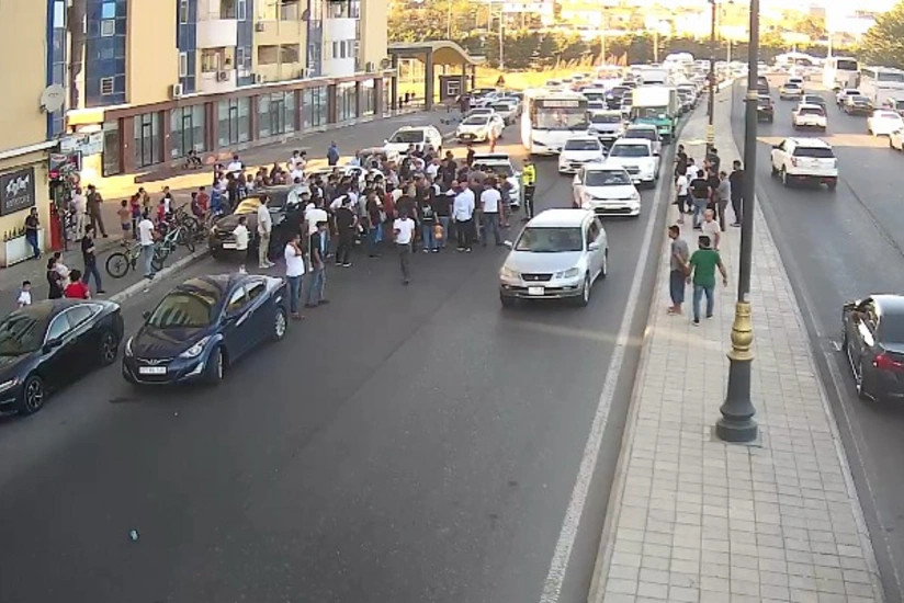 Bakıda avtomobil piyadanı vurub, yolda sıxlıq yaranıb