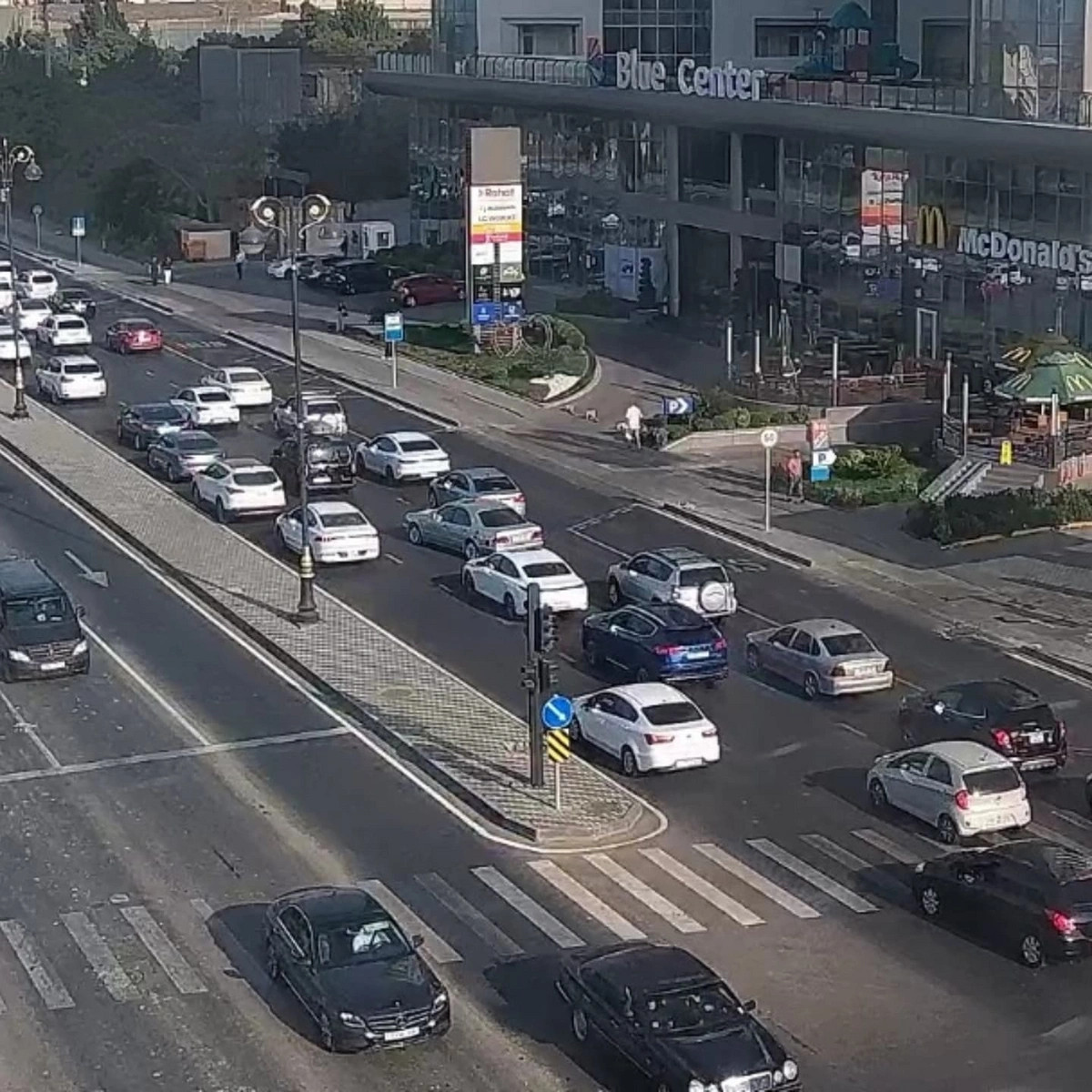 Bakının bir sıra yollarında nəqliyyatın sıxlığı yaranıb
