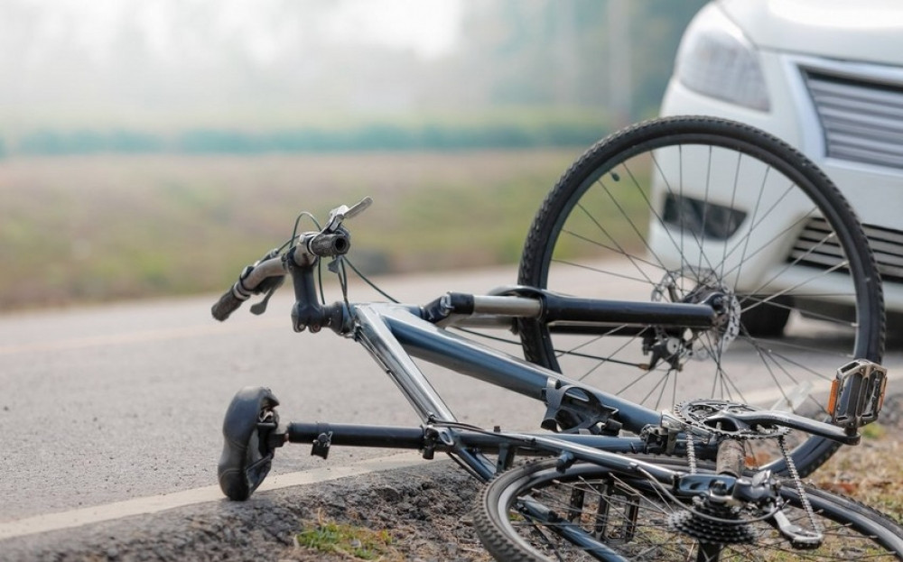 Lənkəranda avtomobil velosipedçini vuraraq öldürüb