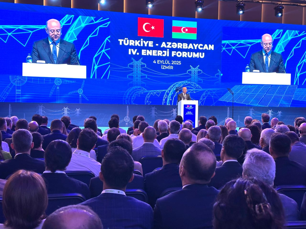 İzmirdə qlobal enerji məsələlərinin müzakirəsi davam edir