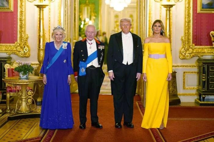 Diplomatik Moda: ABŞ və Britaniya xanımları eyni rəngdə