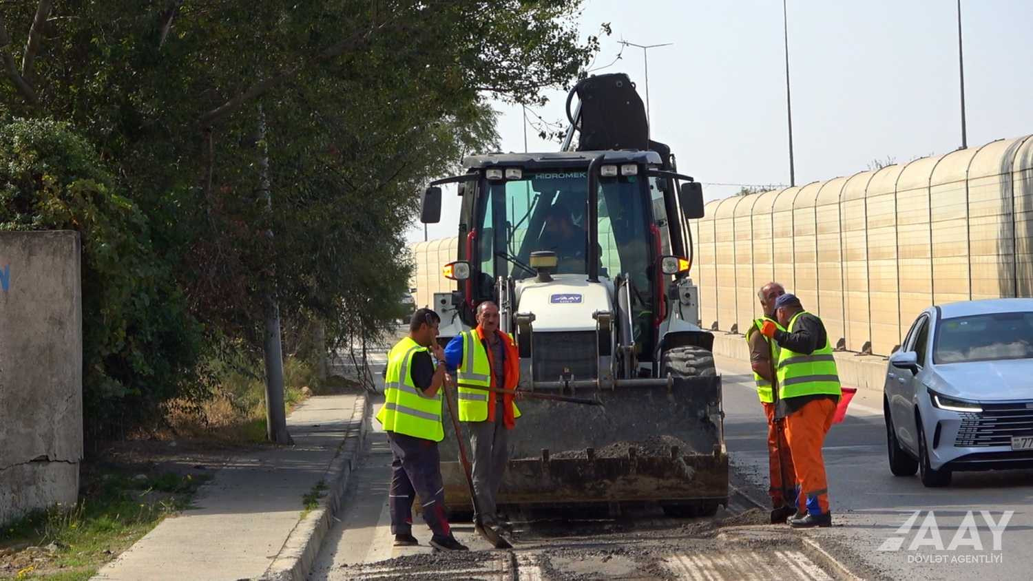 Bakı Dairəvi yolunun köməkçi hissəsində təmir işləri aparılır