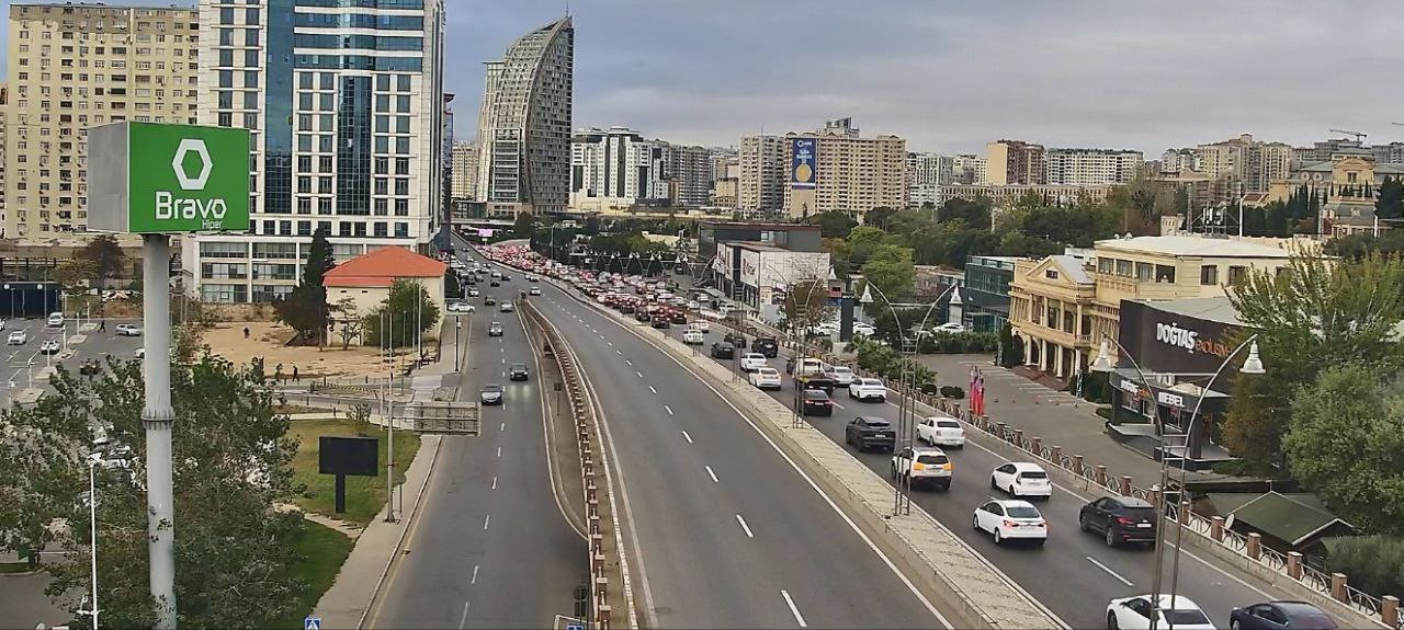 Bakının bir sıra yollarında nəqliyyatın sıxlığı müşahidə olunur