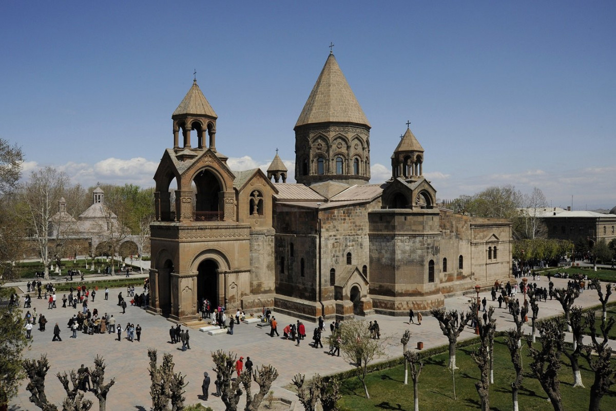 Ermənistanda kilsə rəhbərliyi ilə bağlı skandal ictimaiyyəti şoka salıb