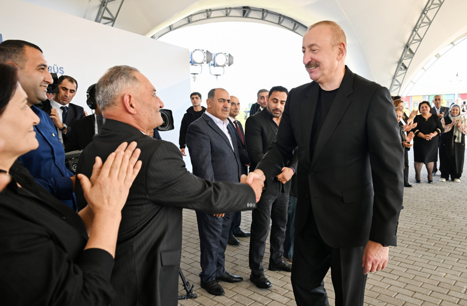 Prezident Zəngilanın Məmmədbəyli və Ağalı kəndlərinin sakinlərinə mənzillərin açarlarını təqdim edib -