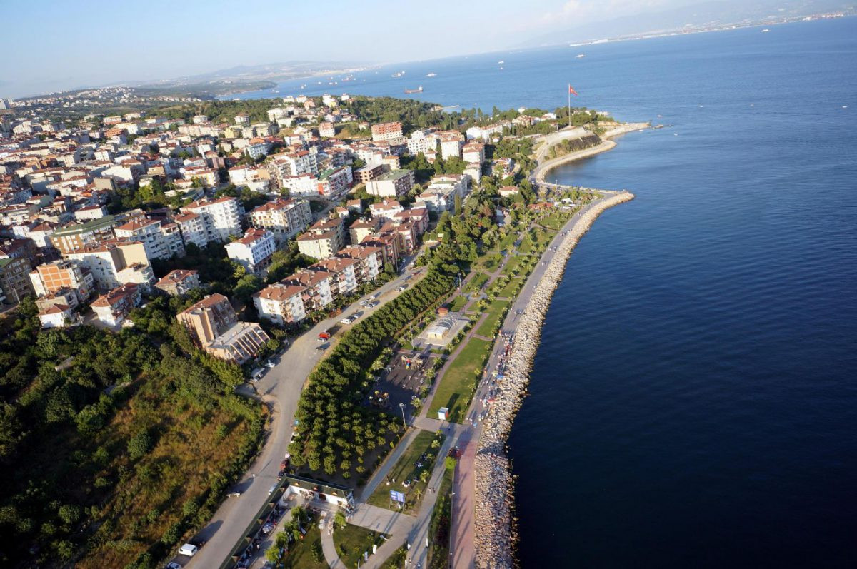 İstanbul yaxınlığında altımərtəbəli bina çöküb