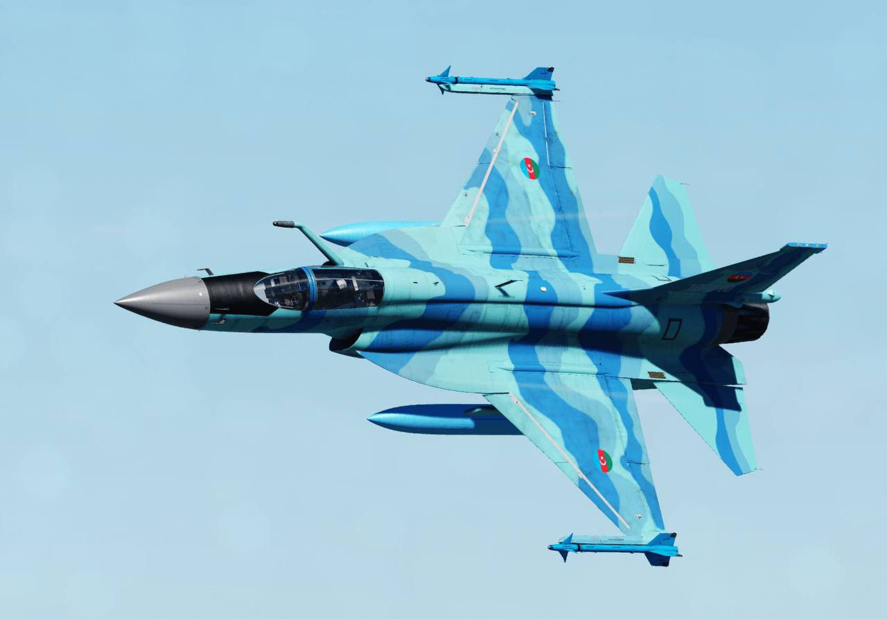 JF-17 Block 3 qırıcıları Bakının səması üzərindən uçub