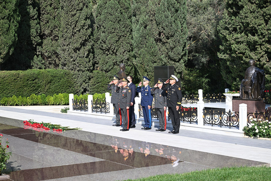 Müdafiə Nazirliyinin kollektivi Ulu Öndər Heydər Əliyevin və şəhidlərin məzarlarını ziyarət ediblər