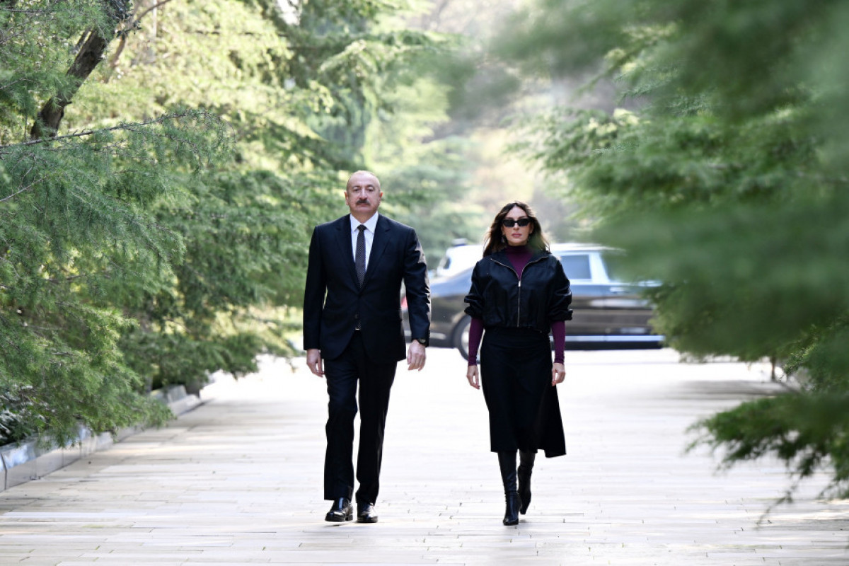 Prezident və birinci xanım Ulu Öndər Heydər Əliyevin məzarını ziyarət ediblər