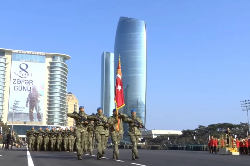 Türkiyə hərbçiləri hərbi paradda tribuna önündən keçib
