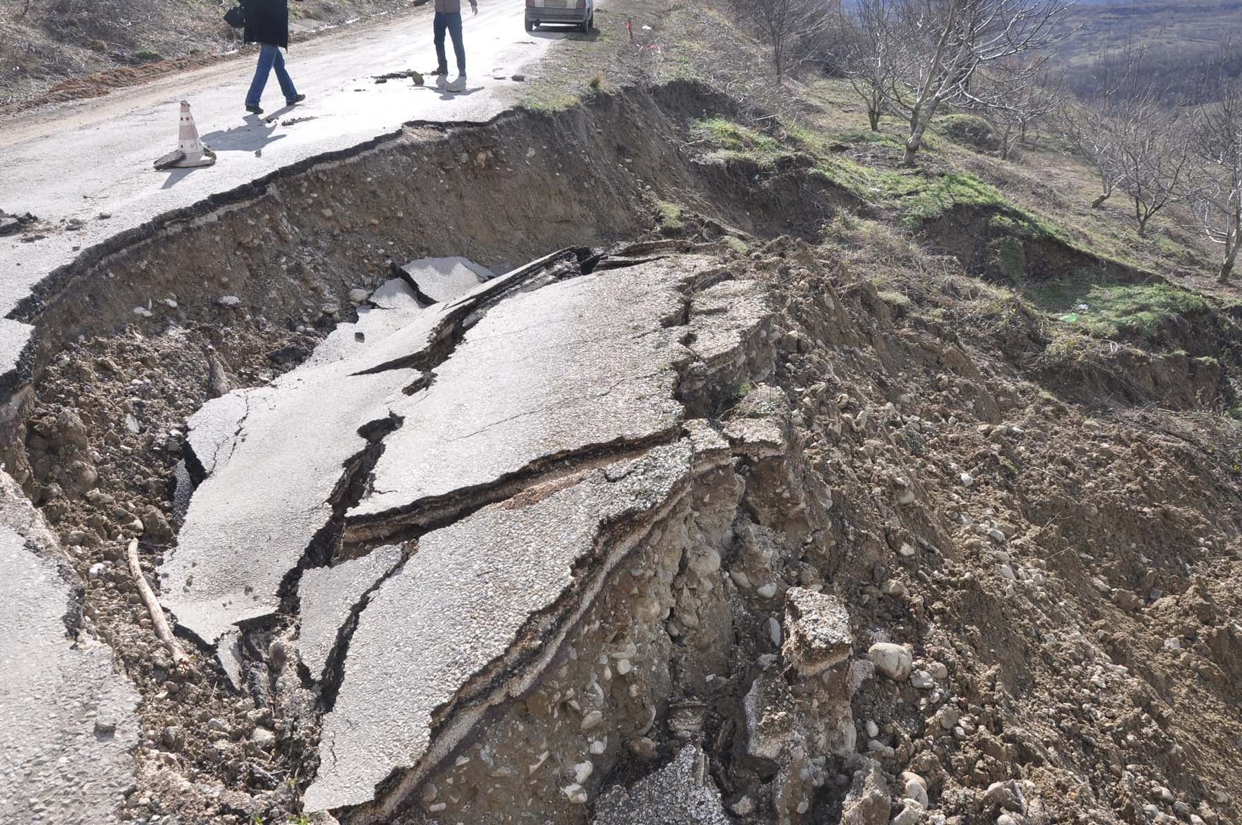 Göygöldə torpaq sürüşməsi çətinlik yaradıb
